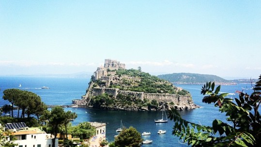 cartaromana guardando il castello aragonese